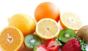 多吃富含维生素C的食物，如柑橘类水果，能帮助肝脏解毒及代谢。